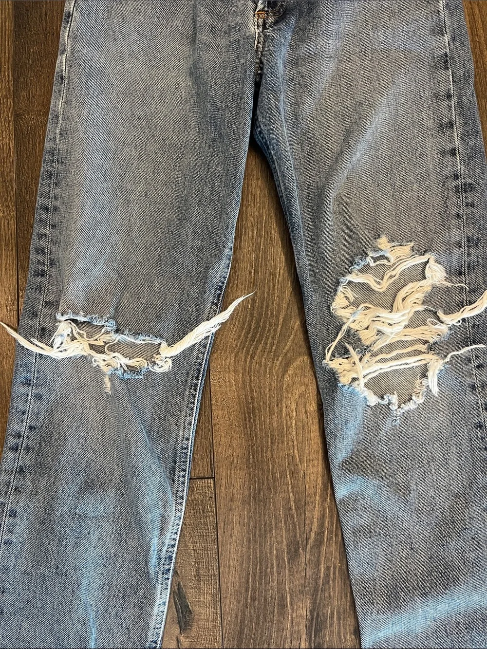 Agolde Women’s Lana fit Light Blue Distressed Jeans - Picture 7 of 9